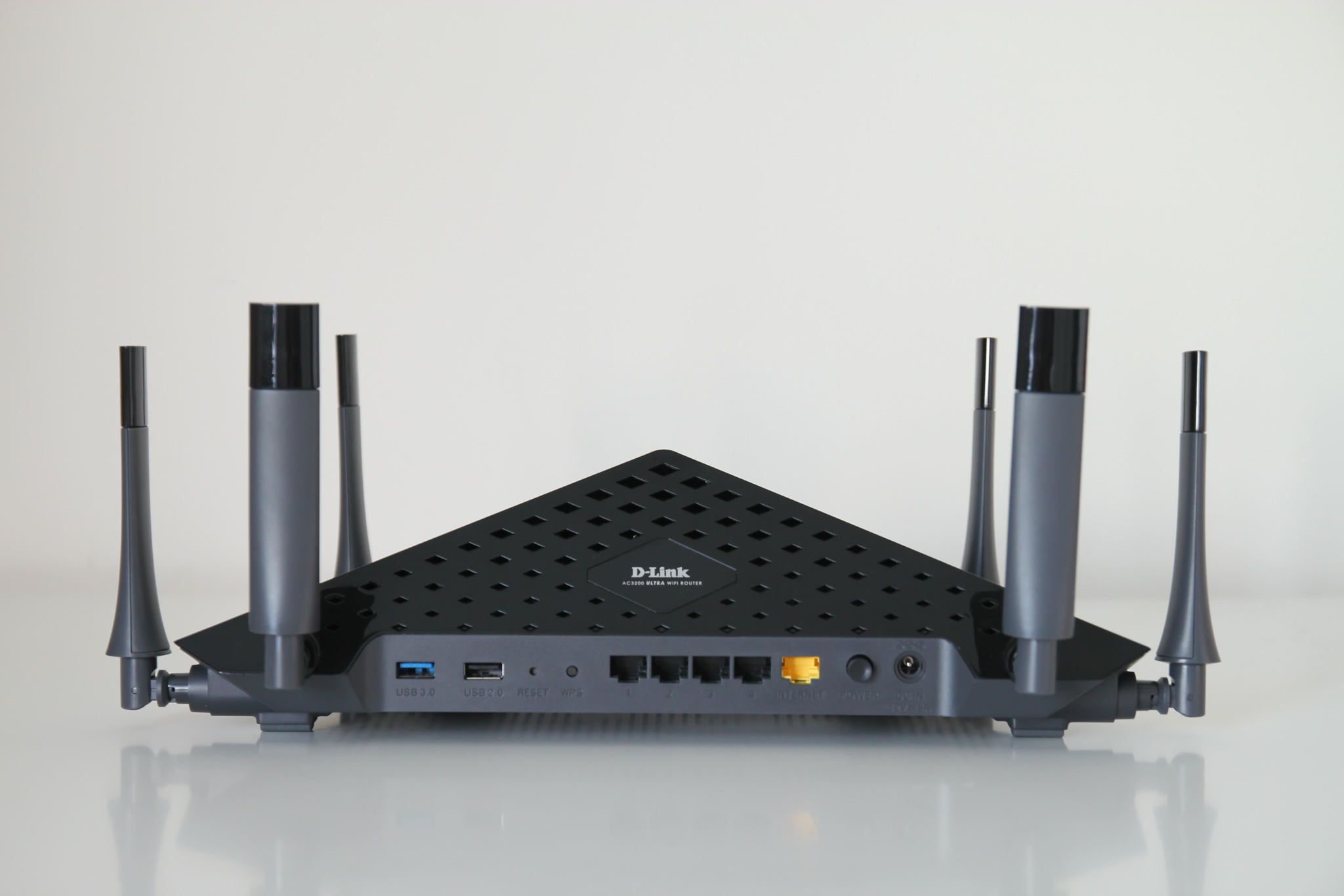 D-Link DIR-890L AC3200 Router Review - Blacktubi.com